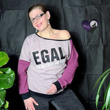 Modebewusste Frau trägt ein Shirt mit dem Schriftzug 'EGAL ich lass das jetzt so', designt mit der Plotterdatei von easy-sticks, ideal für individuelle Modeideen.