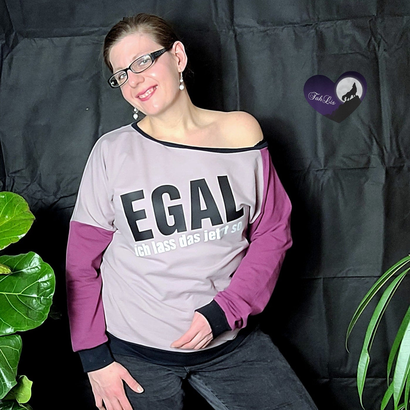Modebewusste Frau trägt ein Shirt mit dem Schriftzug 'EGAL ich lass das jetzt so', designt mit der Plotterdatei von easy-sticks, ideal für individuelle Modeideen.