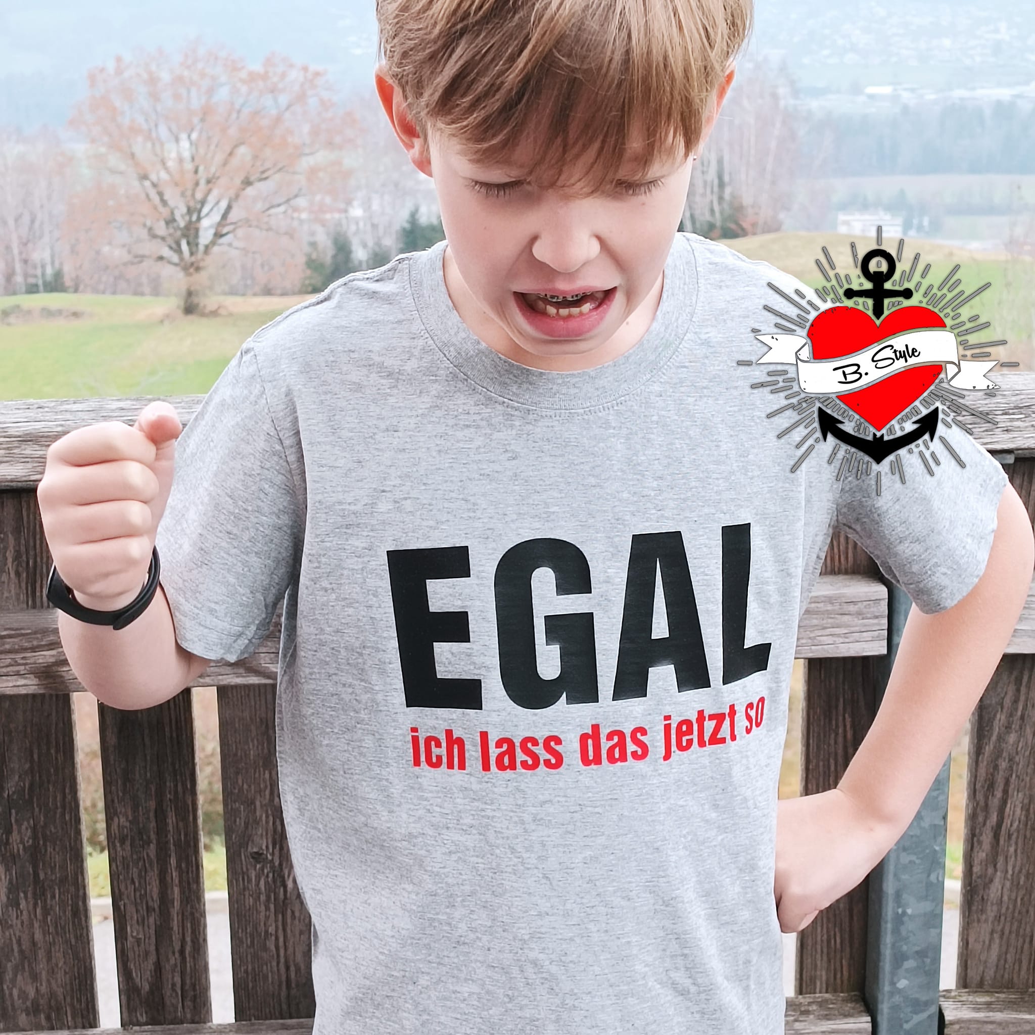 Junge in einem grauen T-Shirt mit dem Aufdruck „Egal ich lass das jetzt so“, ein kreatives Produkt von easy-sticks.