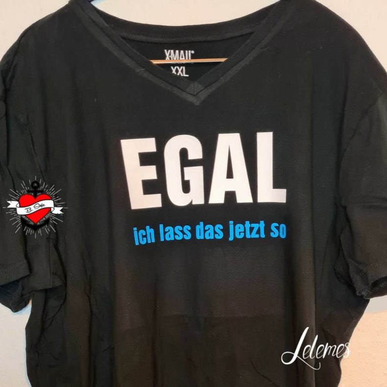 Schwarzes T-Shirt mit dem Schriftzug „Egal ich lass das jetzt so“ in moderner Schrift, verfügbar bei easy-sticks.