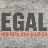 Kreative Laserdatei „Egal ich lass das jetzt so“ von easy-sticks, dargestellt in einer künstlerischen Schrift auf einem Holzuntergrund.