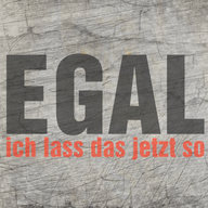 Kreative Laserdatei „Egal ich lass das jetzt so“ von easy-sticks, dargestellt in einer künstlerischen Schrift auf einem Holzuntergrund.