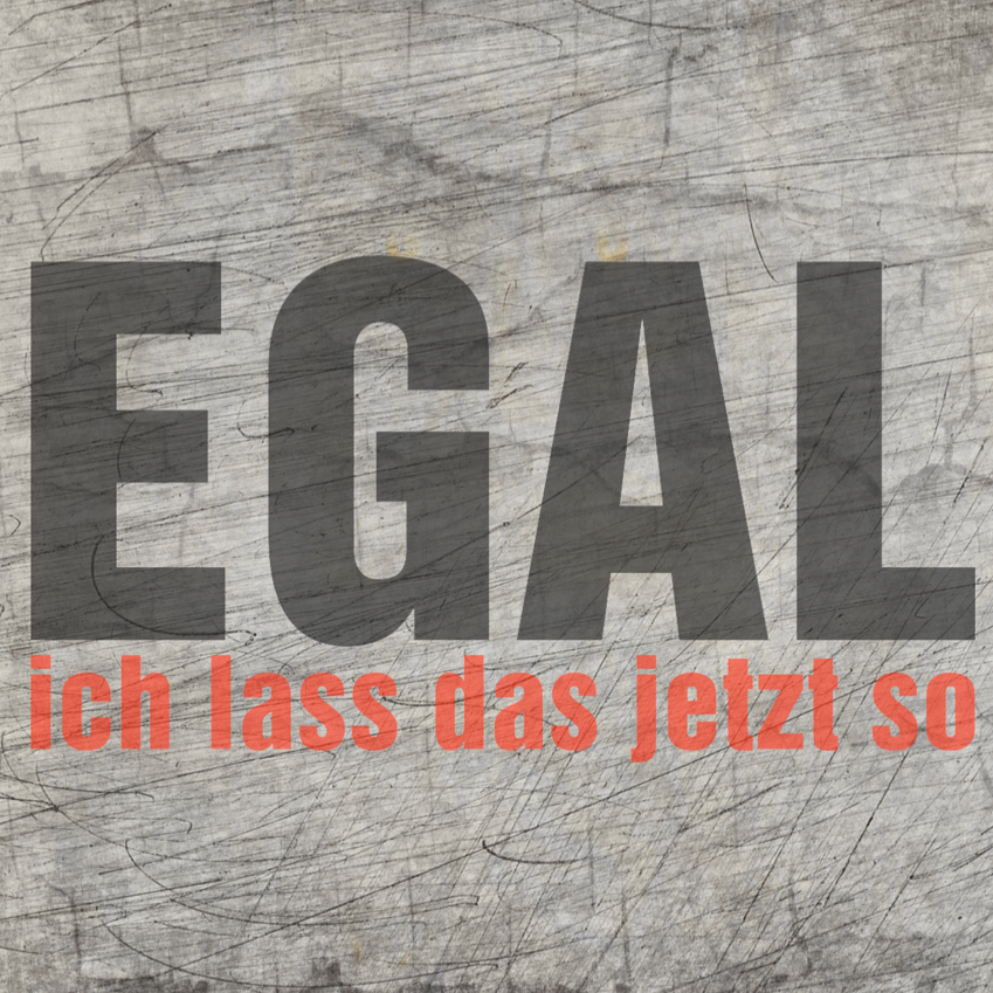 Kreative Laserdatei „Egal ich lass das jetzt so“ von easy-sticks, dargestellt in einer künstlerischen Schrift auf einem Holzuntergrund.