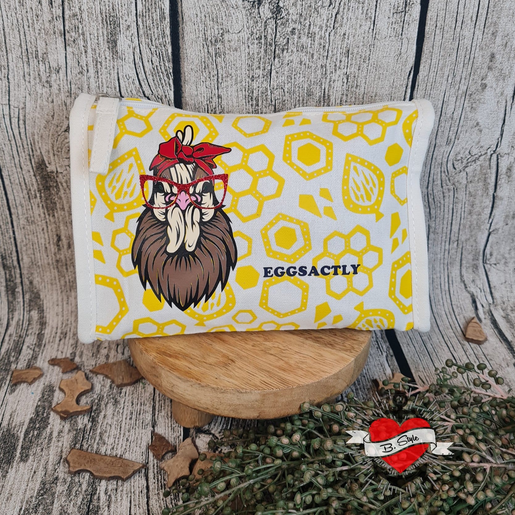 Praktische Kosmetiktasche mit fröhlichem Hühner-Motiv und der Aufschrift 'EGGSACTLY', entworfen von easy-sticks, ideal für kreative Aufbewahrung.