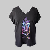 Stylisches T-Shirt mit dem "EGGSACTLY" Design von easy-sticks, zeigt eine bunte Hühnergrafik mit Brille auf schwarzem Hintergrund, perfekt für tierliebende Fashionistas.