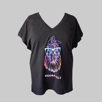 Stylisches T-Shirt mit dem "EGGSACTLY" Design von easy-sticks, zeigt eine bunte Hühnergrafik mit Brille auf schwarzem Hintergrund, perfekt für tierliebende Fashionistas.