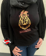 Elegantes schwarzes T-Shirt mit goldenem Hühner-Design und der Aufschrift 'EGGSACTLY' von easy-sticks, perfekt für stylische Anlässe.