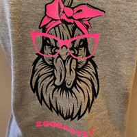 Stylisches Sweatshirt mit einem einzigartigen Hühner-Design und der Aufschrift 'EGGSACTLY' von easy-sticks.