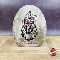 Holz-Ei dekoriert mit der "EGGSACTLY" Plotterdatei von easy-sticks, zeigt eine Hühnerillustration mit Brille, ausgezeichnet für kreative Bastelideen.