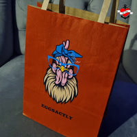 Bunte Tragetasche mit der "EGGSACTLY" Plotterdatei von easy-sticks, präsentiert eine witzige Hühnerillustration mit Brille, perfekt für individuelle Aufbewahrungslösungen.