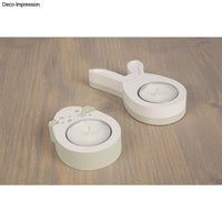 Fertige Teelichthalter gefertigt aus der Silikonform 'Glückliches Ei' von Easy-Sticks, dargestellt auf einem Holzuntergrund.