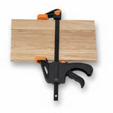 Einhandzwinge, Schraubzwinge, 103mm Spannweite, 45mm Maultiefe mit Easy-sticks in Anwendung