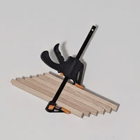 Einhandzwinge, Schraubzwinge, 103mm Spannweite, 45mm Maultiefe mit Easy-sticks in Anwendung