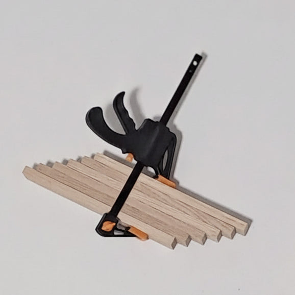Einhandzwinge, Schraubzwinge, 103mm Spannweite, 45mm Maultiefe mit Easy-sticks in Anwendung