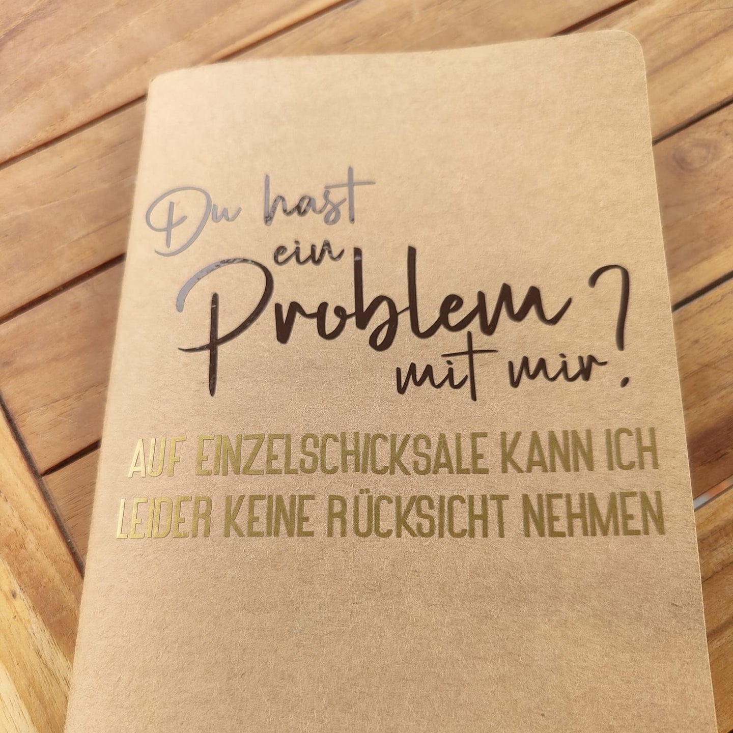 Hochwertiges Notizbuch mit dem kreativen Spruch 'Du hast ein Problem mit mir? Auf Einzelschicksale kann ich leider keine Rücksicht nehmen' von easy-sticks.