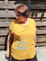 Frau in gelbem Shirt mit dem Spruch: "Du hast ein Problem mit mir? Auf Einzelschicksale kann ich leider keine Rücksicht nehmen" von easy-sticks, modisches Statement für jeden Anlass.