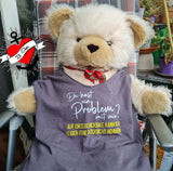 Teddy mit T-Shirt, bedruckt mit dem Spruch: "Du hast ein Problem mit mir? Auf Einzelschicksale kann ich leider keine Rücksicht nehmen" von easy-sticks, ideal für kreative Projekte.