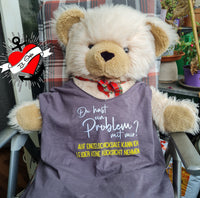 Teddy mit T-Shirt, bedruckt mit dem Spruch: "Du hast ein Problem mit mir? Auf Einzelschicksale kann ich leider keine Rücksicht nehmen" von easy-sticks, ideal für kreative Projekte.