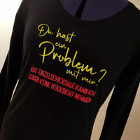 Schwarzes Langarmshirt mit dem Spruch: "Du hast ein Problem mit mir? Auf Einzelschicksale kann ich leider keine Rücksicht nehmen" von easy-sticks, perfekt für den individuellen Look.