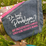 Stilvolles Etui mit dem Aufdruck "Du hast ein Problem mit mir? Auf Einzelschicksale kann ich leider keine Rücksicht nehmen". Ideal für kreative Projekte mit der Plotterdatei von easy-sticks.
