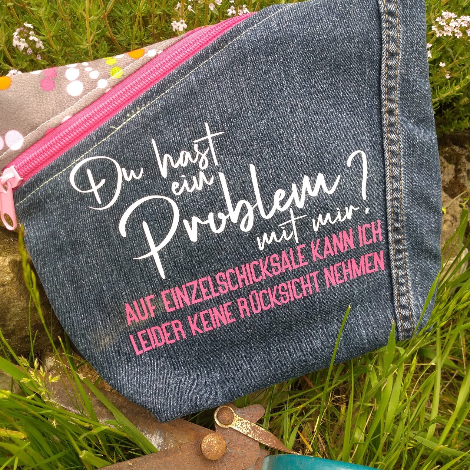Stilvolles Etui mit dem Aufdruck "Du hast ein Problem mit mir? Auf Einzelschicksale kann ich leider keine Rücksicht nehmen". Ideal für kreative Projekte mit der Plotterdatei von easy-sticks.