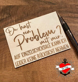 Holzplatte mit eingraviertem Spruch: "Du hast ein Problem mit mir? Auf Einzelschicksale kann ich leider keine Rücksicht nehmen" von easy-sticks, kreative DIY Idee für persönliche Geschenke.