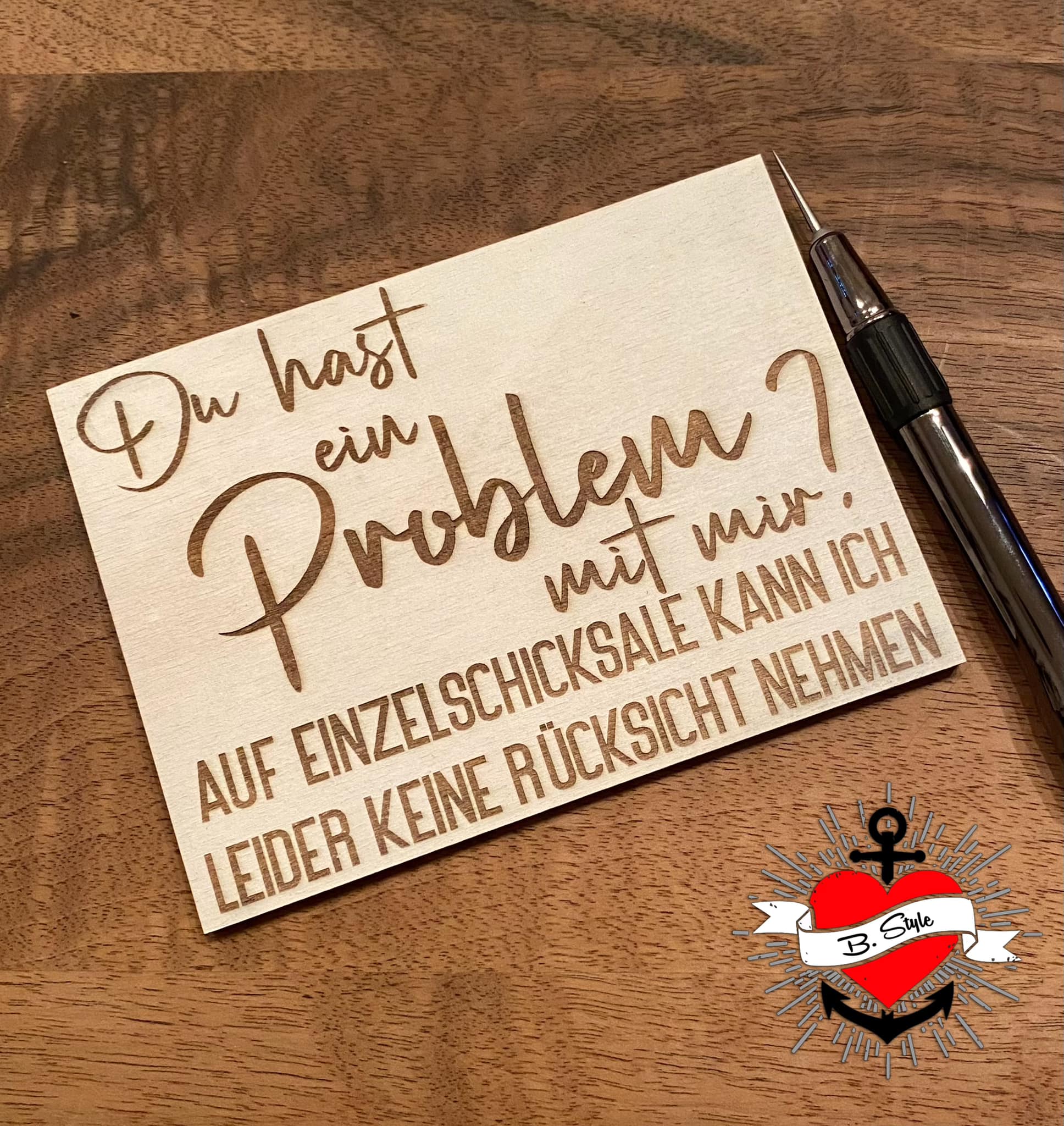 Holzplatte mit eingraviertem Spruch: "Du hast ein Problem mit mir? Auf Einzelschicksale kann ich leider keine Rücksicht nehmen" von easy-sticks, kreative DIY Idee für persönliche Geschenke.