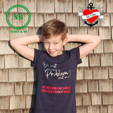 Junge in dunkelblauem T-Shirt, bedruckt mit dem Spruch: "Du hast ein Problem mit mir? Auf Einzelschicksale kann ich leider keine Rücksicht nehmen" von easy-sticks, cooles Design für Kids.