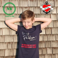 Junge in dunkelblauem T-Shirt, bedruckt mit dem Spruch: "Du hast ein Problem mit mir? Auf Einzelschicksale kann ich leider keine Rücksicht nehmen" von easy-sticks, cooles Design für Kids.