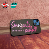 Handy mit einer personalisierten Hülle, die den Spruch "Einzigartig ist viel besser als perfekt!" von easy-sticks zeigt, ideal für individuelle Designs.