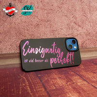 Handy mit einer personalisierten Hülle, die den Spruch "Einzigartig ist viel besser als perfekt!" von easy-sticks zeigt, ideal für individuelle Designs.
