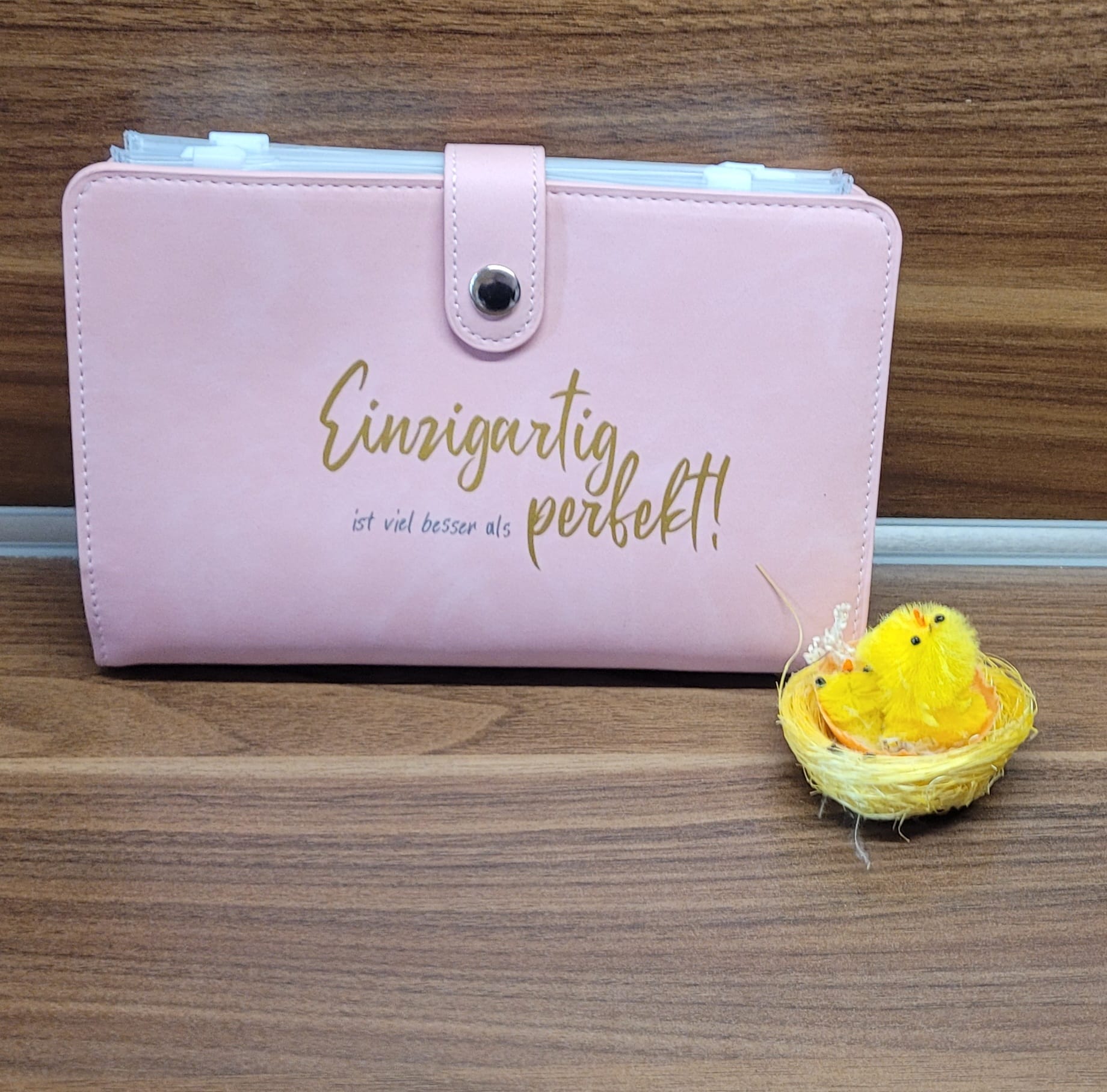 Eine stilvolle Geldbörse in Rosa, verziert mit dem Spruch "Einzigartig ist viel besser als perfekt!" von easy-sticks, ideal für kreative Bastelprojekte.