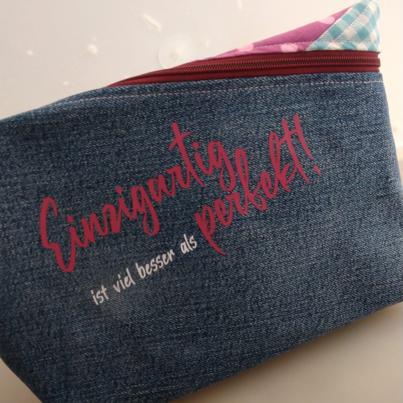 Ein Denim-Mäppchen mit dem Spruch "Einzigartig ist viel besser als perfekt!" von easy-sticks, ideal für stilvolle Aufbewahrung.