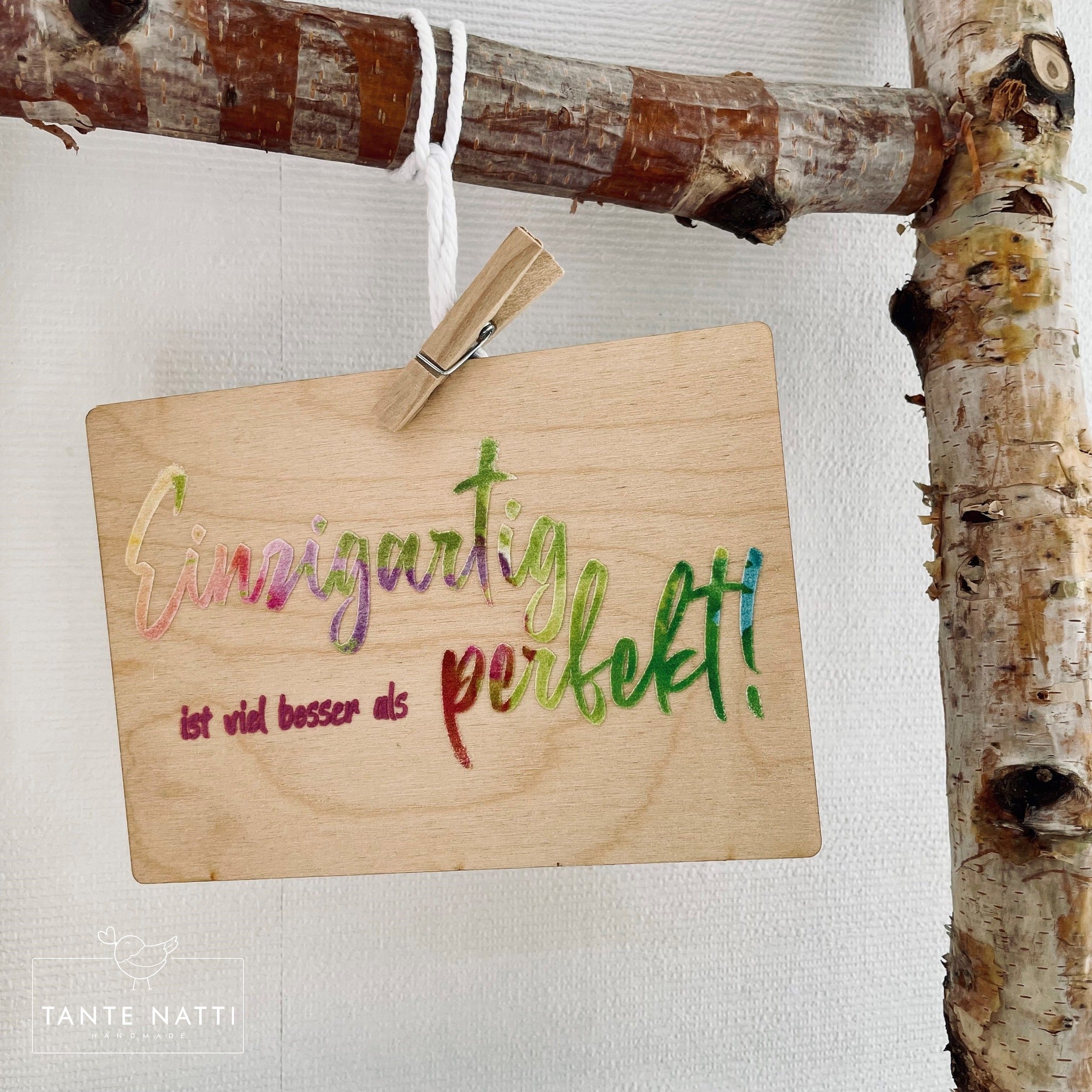 Eine hölzerne Karte mit dem bunten Spruch "Einzigartig ist viel besser als perfekt!" von easy-sticks, perfekt für personalisierte Geschenke.