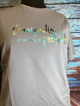 Ein graues T-Shirt mit dem Aufdruck "Einzigartig ist viel besser als perfekt!" von easy-sticks, geeignet für individuelle Mode.