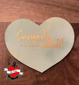 Eine herzförmige Holzplatte mit dem Spruch "Einzigartig ist viel besser als perfekt!" von easy-sticks, wunderschön für persönliche Geschenke.