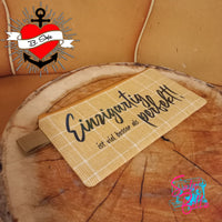 Handgefertigte Tasche mit dem inspirierenden Spruch 'Einzigartig ist viel besser als perfekt!' von easy-sticks, platziert auf einem rustikalen Holzuntergrund. Ideal für kreative DIY-Projekte.