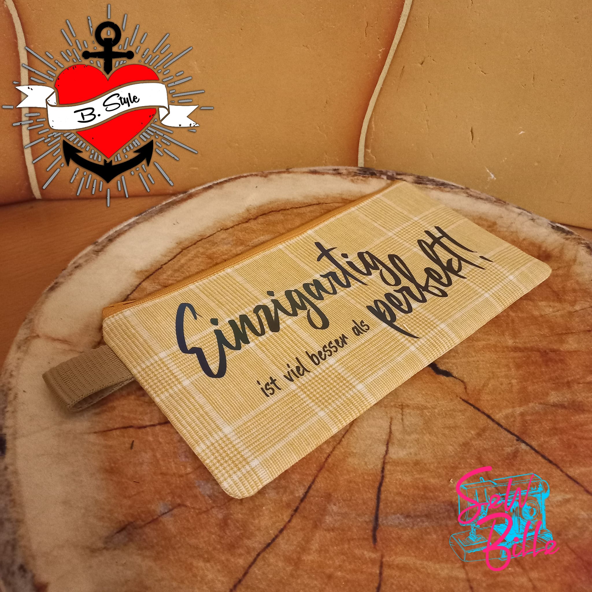 Handgefertigte Tasche mit dem inspirierenden Spruch 'Einzigartig ist viel besser als perfekt!' von easy-sticks, platziert auf einem rustikalen Holzuntergrund. Ideal für kreative DIY-Projekte.