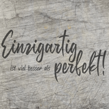 Ein einzigartiger Holzuntergrund mit dem eingravierten Spruch "Einzigartig ist viel besser als perfekt!" von easy-sticks, eine inspirierende Plotterspruchdatei.