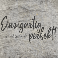 Ein einzigartiger Holzuntergrund mit dem eingravierten Spruch "Einzigartig ist viel besser als perfekt!" von easy-sticks, eine inspirierende Plotterspruchdatei.