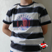 Kind in gestreiftem T-Shirt mit Eishockey Plotterdatei von easy-sticks - das Shirt zeigt ein kreatives Eishockey-Design in lebhaften Farben, perfekt für passionierte Eishockeyfans.