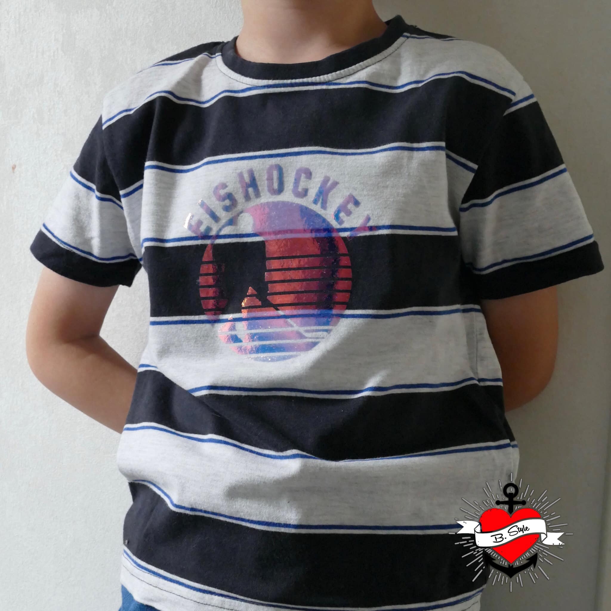 Kind in gestreiftem T-Shirt mit Eishockey Plotterdatei von easy-sticks - das Shirt zeigt ein kreatives Eishockey-Design in lebhaften Farben, perfekt für passionierte Eishockeyfans.