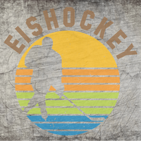 Eishockey Plotterdatei von easy-sticks - stilvolles Design mit einem Eishockeyspieler vor bunten Streifen in Orange, Blau, Grün und Gelb, ideal für kreative DIY-Projekte.