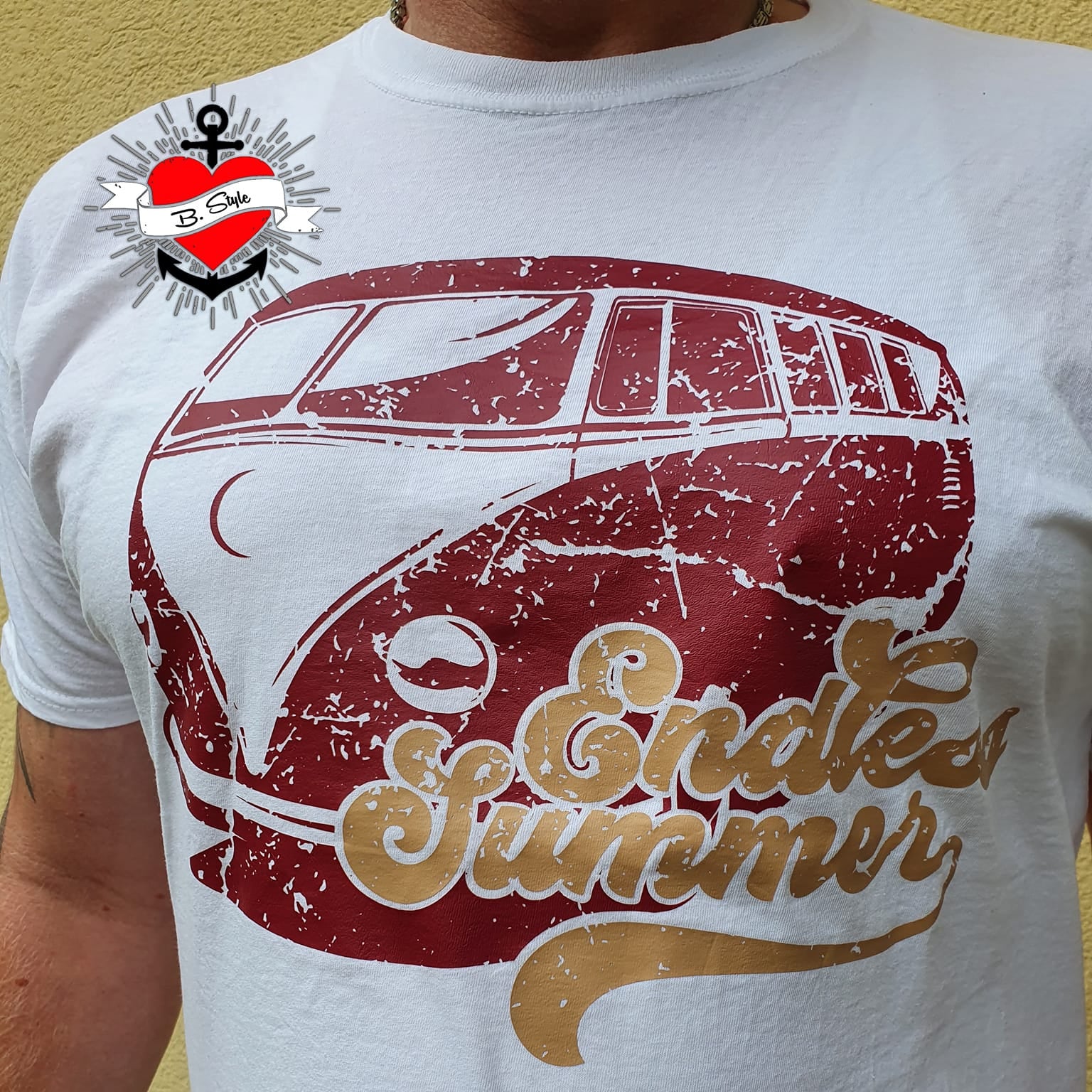 Stylisches T-Shirt mit dem Design "Endless Summer Bulli" von Easy-Sticks, ein echter Hingucker für alle Van-Liebhaber.