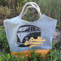 Modische Tragetasche mit dem Aufdruck "Endless Summer Bulli" von Easy-Sticks, perfekt für den täglichen Gebrauch und kreative DIY-Ideen.