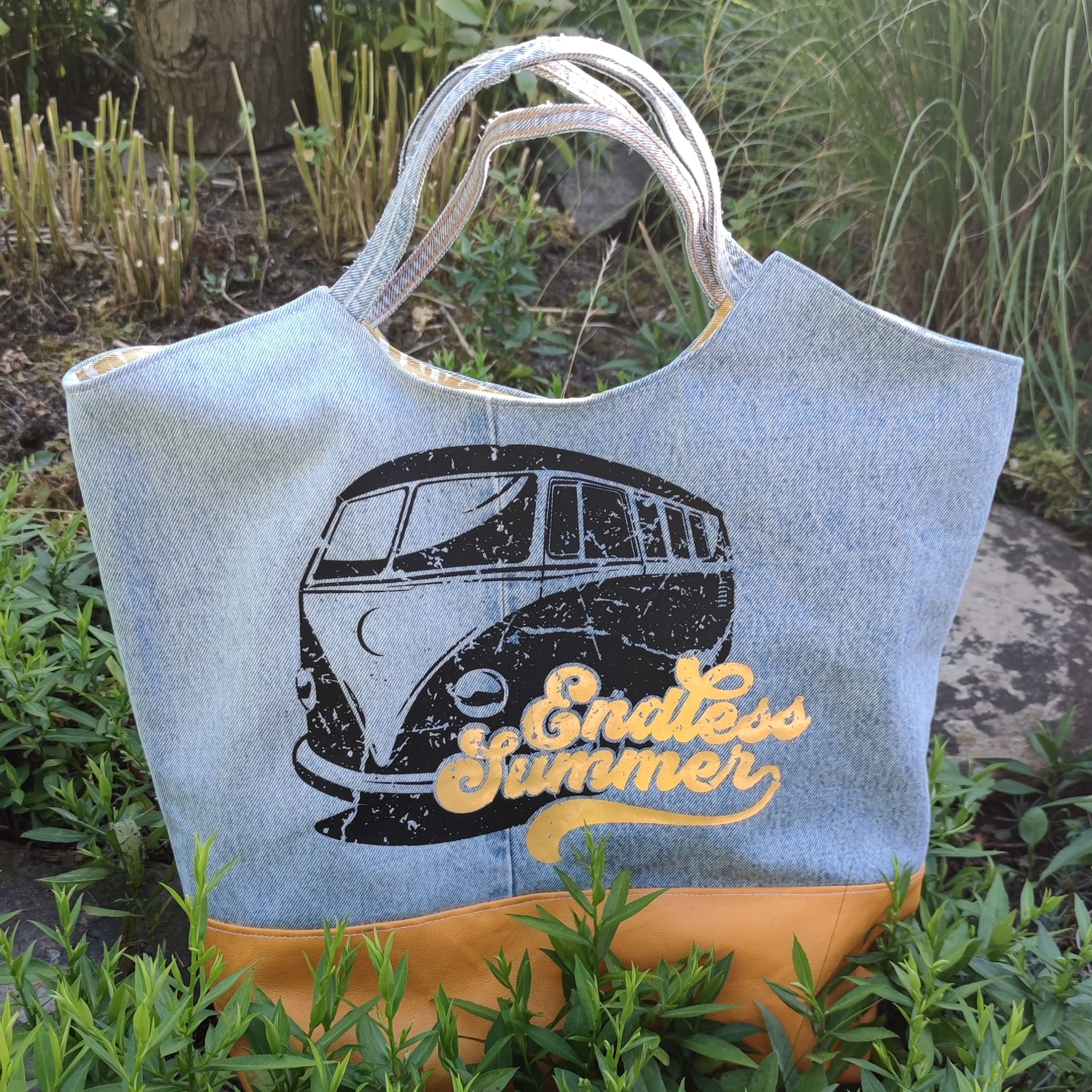 Modische Tragetasche mit dem Aufdruck "Endless Summer Bulli" von Easy-Sticks, perfekt für den täglichen Gebrauch und kreative DIY-Ideen.