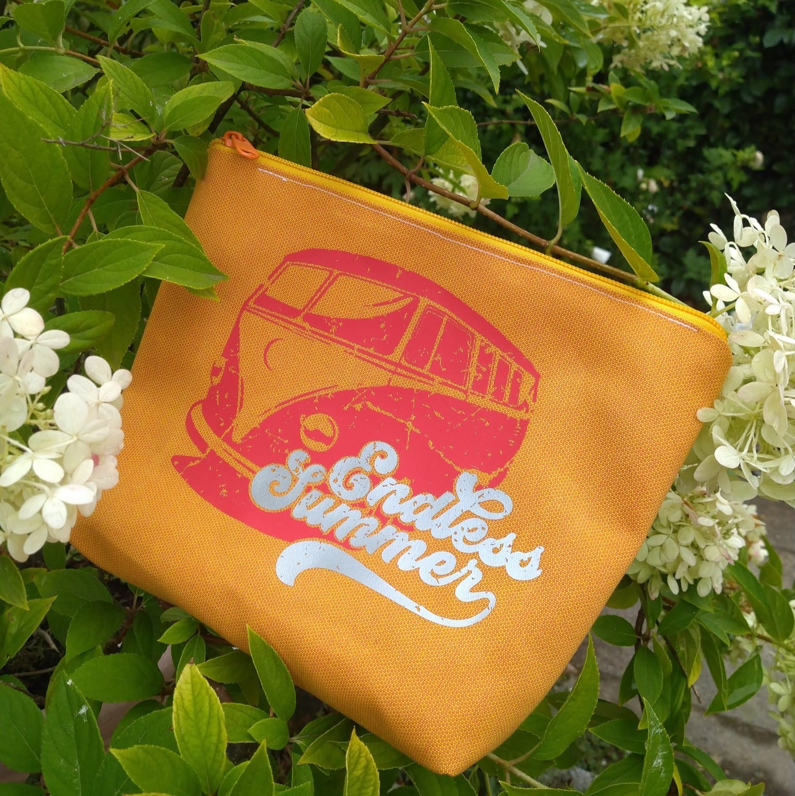 Bunte Kosmetiktasche mit dem Aufdruck "Endless Summer Bulli" von Easy-Sticks, ideal für kreative Projekte und als Geschenk.