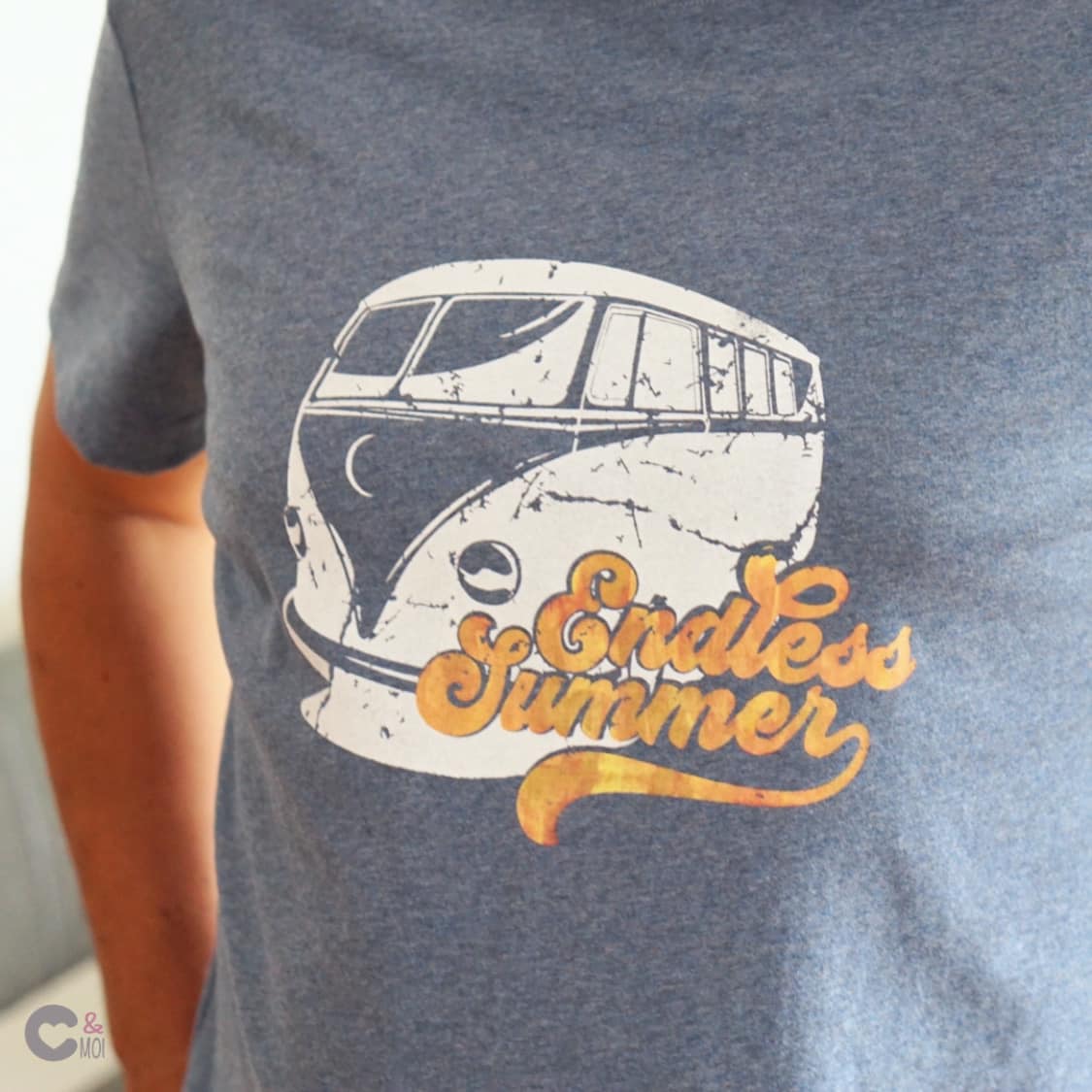 Stylisches T-Shirt mit dem Design "Endless Summer Bulli" von Easy-Sticks, das einen nostalgischen VW-Bus darstellt und sommerliche Stimmung vermittelt.