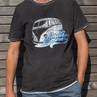 Cooles schwarzes T-Shirt mit dem nostalgischen "Endless Summer Bulli" von Easy-Sticks, prunkt mit einem glänzenden blauen Schriftzug.