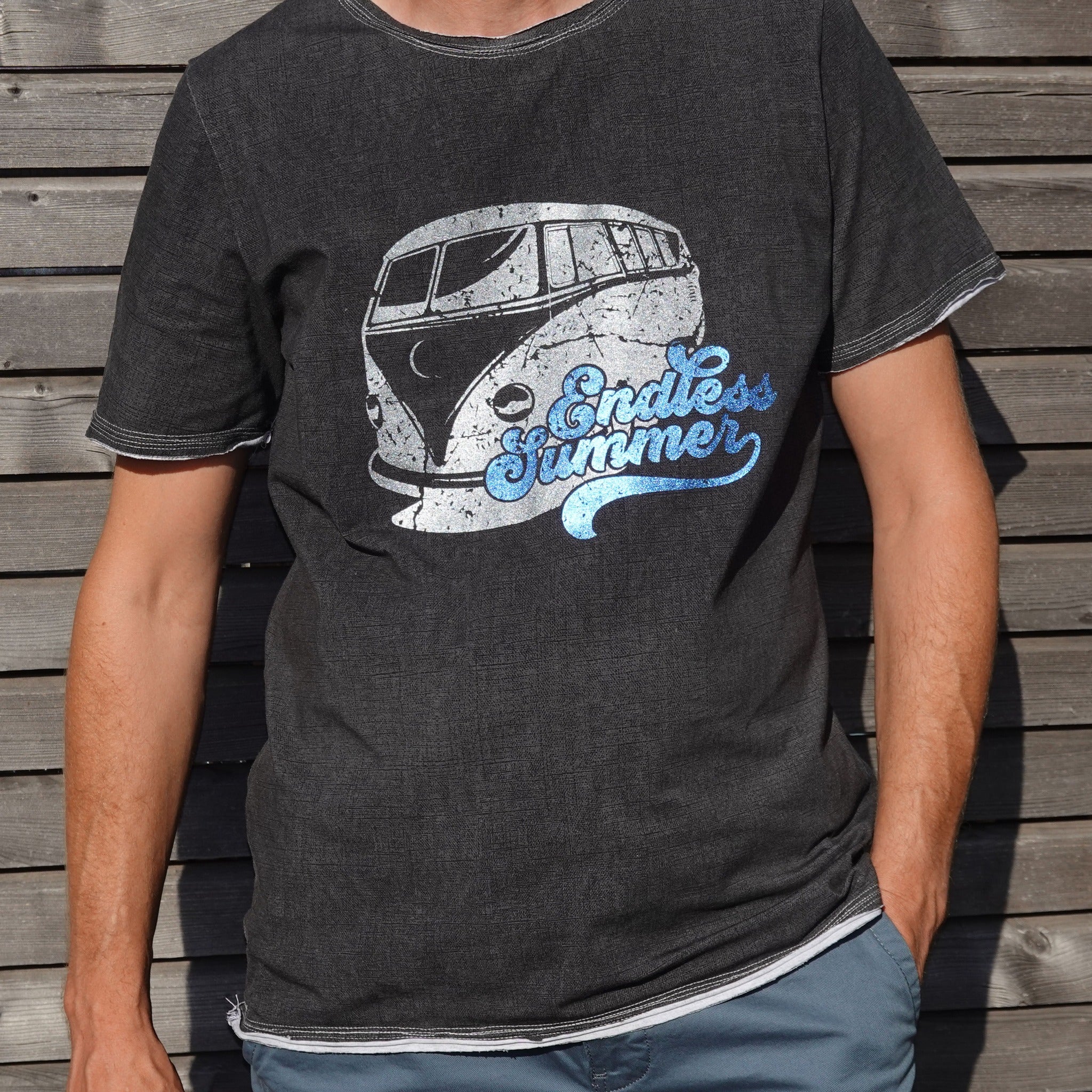 Cooles schwarzes T-Shirt mit dem nostalgischen "Endless Summer Bulli" von Easy-Sticks, prunkt mit einem glänzenden blauen Schriftzug.